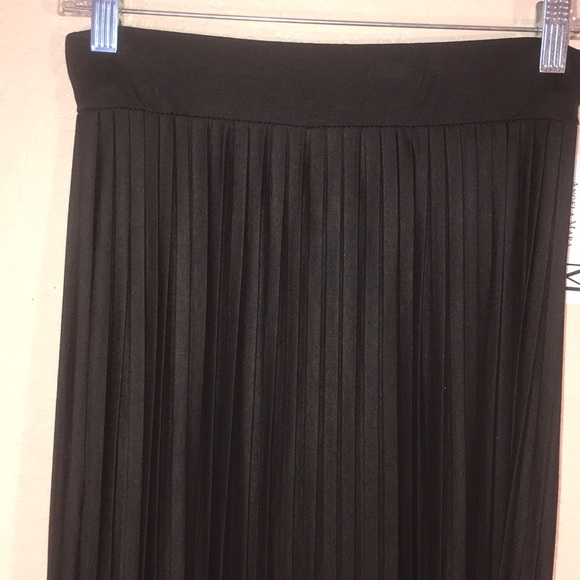 Angela Mara Italy NWT 2019 Pleated Midi Skirt - Picture 2 of 3